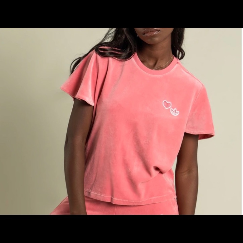 Adidas love Heart Velour T-Shirt in Hazy Rose Pink